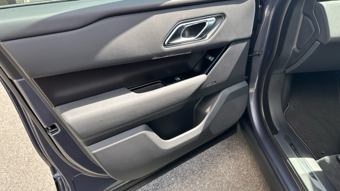 Land Rover Range Rover Velar 3.0 D300 MHEV Belgravia Edition 5dr Auto Diesel Estate - Image 34